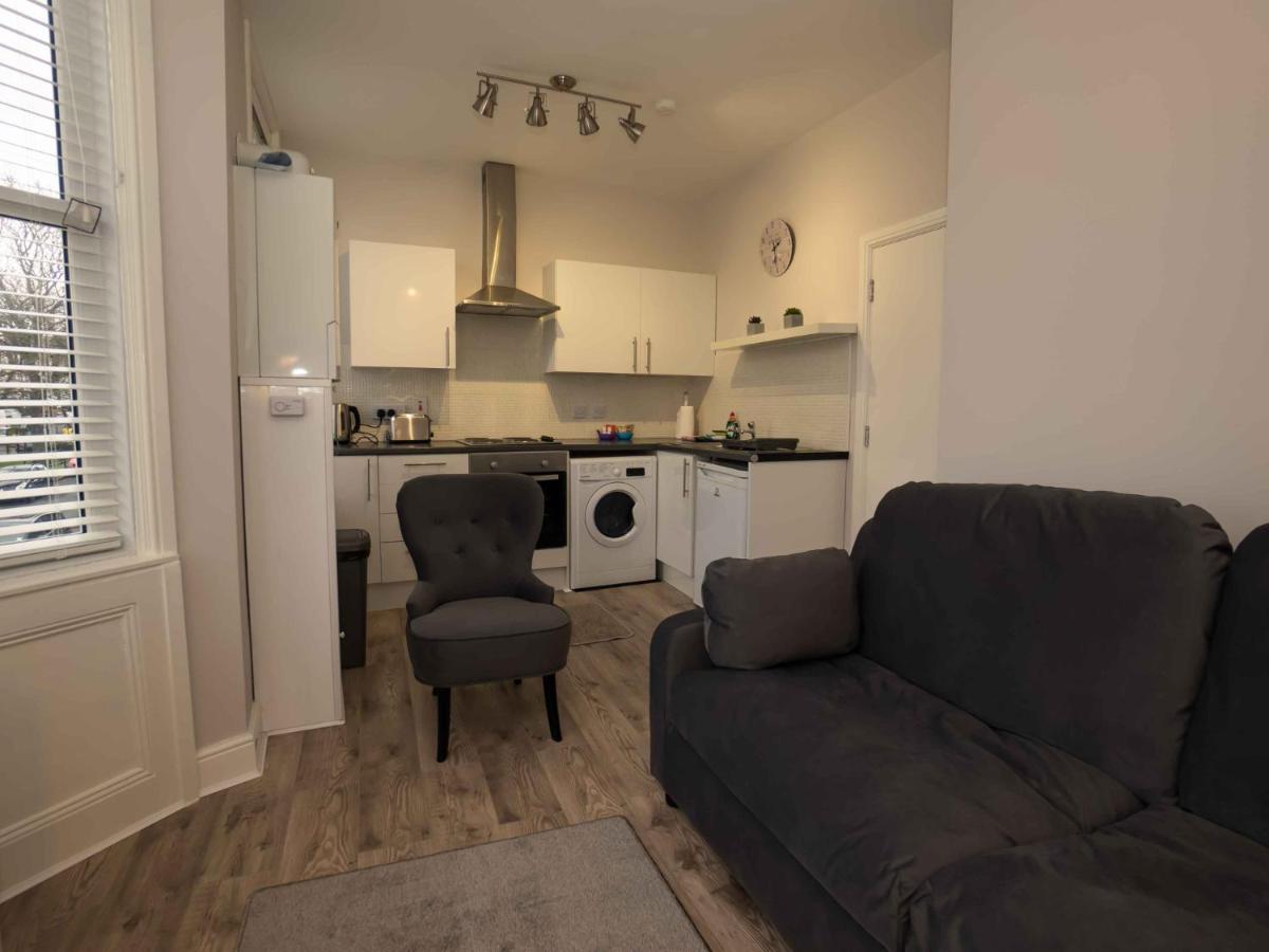 Pass The Keys Newly Renovated 2 Bedroom Apartment And Free Parking Scarborough Ngoại thất bức ảnh