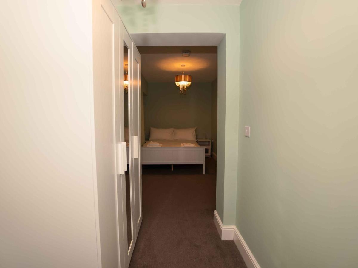 Pass The Keys Newly Renovated 2 Bedroom Apartment And Free Parking Scarborough Ngoại thất bức ảnh